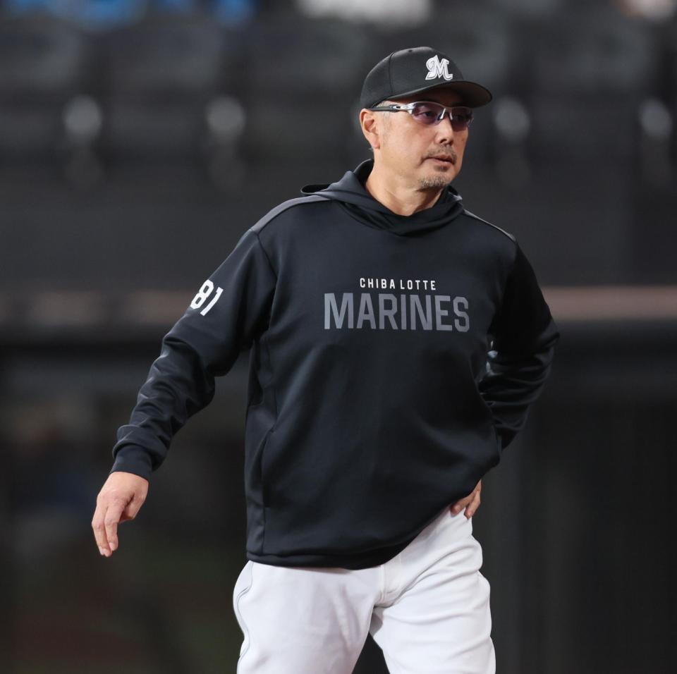 　８回、選手交代を告げる吉井監督（撮影・中島達哉）