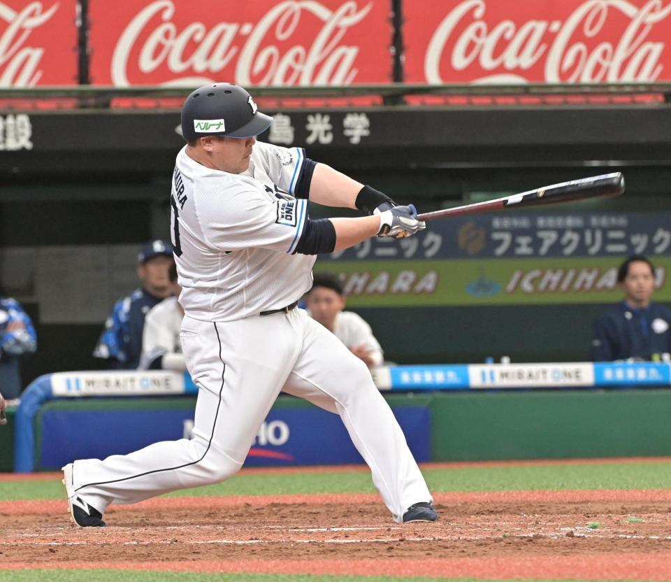 　９回、レフトにサヨナラ２二塁打を放つ中村剛（撮影・持木克友）