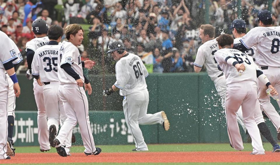 　９回サヨナラ二塁打を打った中村剛（中央）は水をかけようとするナインから逃げ回る（撮影・持木克友）