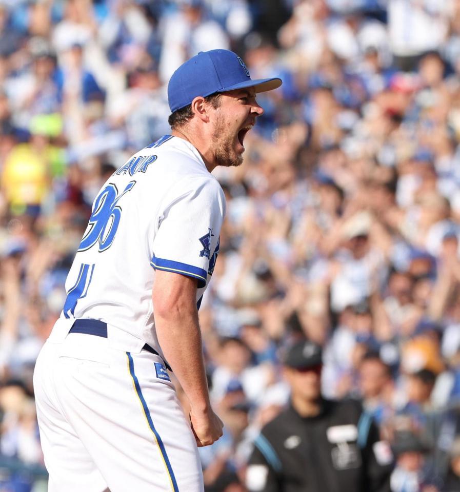 　８回、羽月を空振り三振にしとめ叫ぶバウアー（撮影・佐々木彰尚）