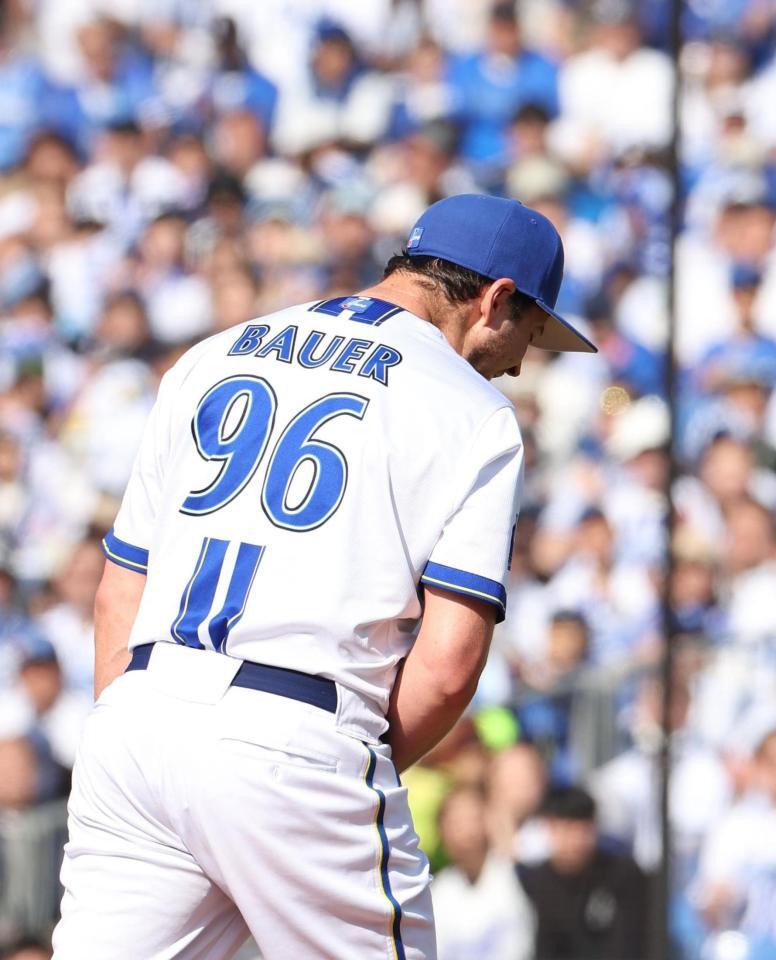 　５回、玉村を見逃し三振にしとめ叫ぶバウアー（撮影・佐々木彰尚）