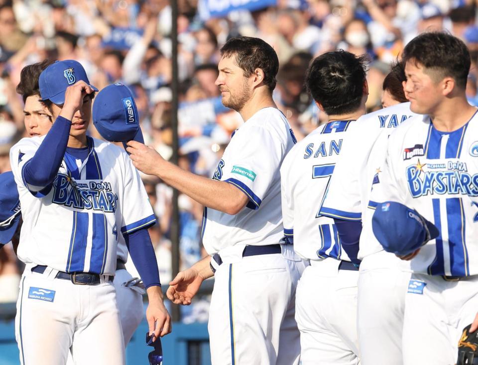 　帽子を取りあいさつをするバウアー（撮影・佐々木彰尚）