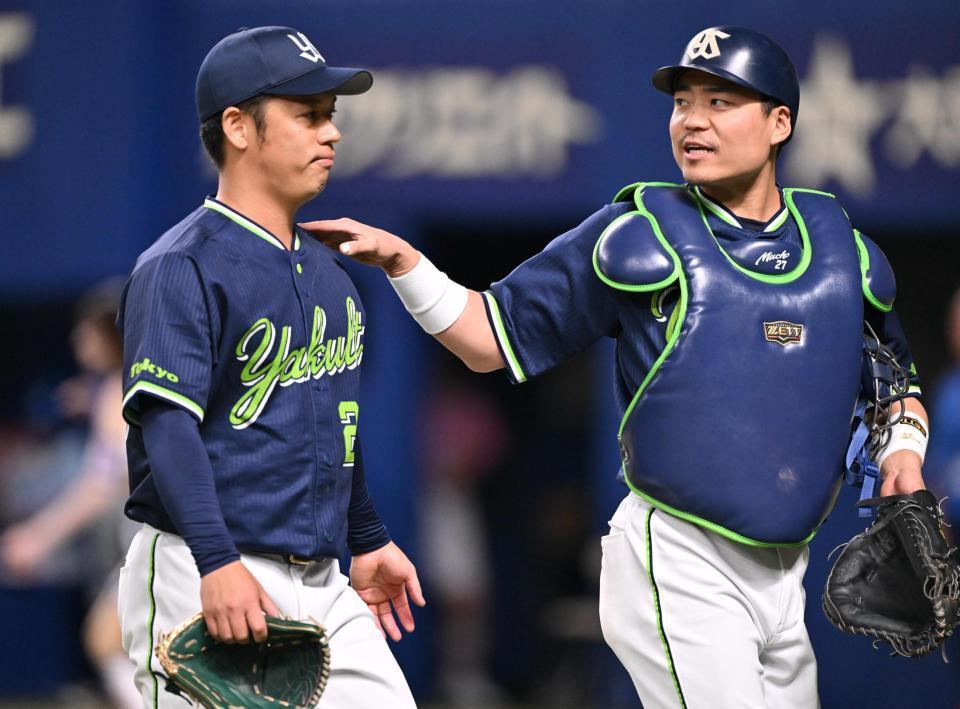 　５回を投げ終え、中村悠（右）とベンチに戻る小川