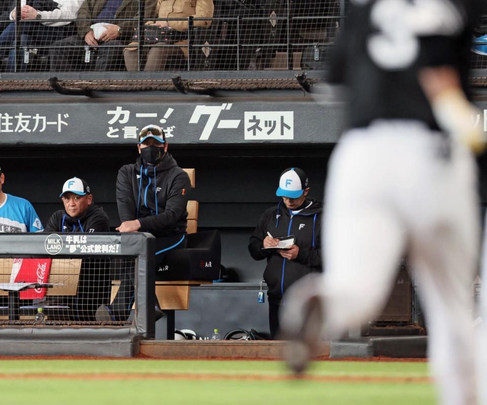 　４回、金村が角中（右）に勝ち越し２ランを浴び、厳しい表情の新庄監督（中央）＝撮影・中島達哉