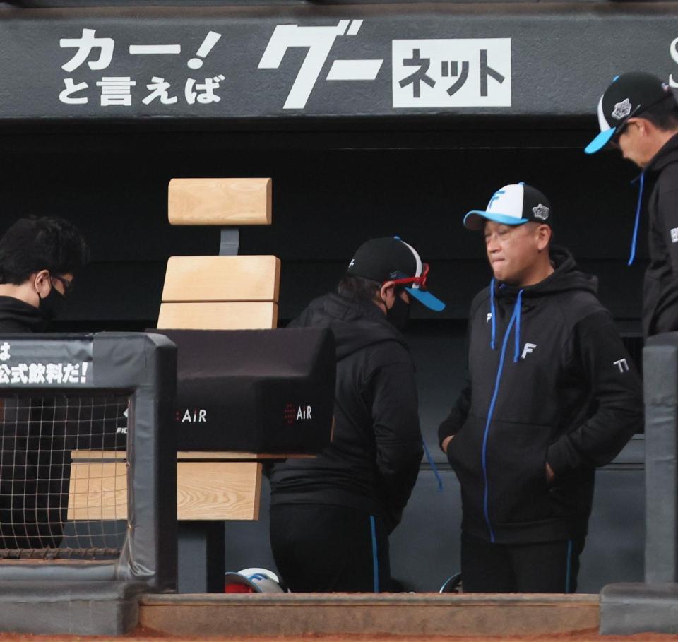 　ロッテに負け越し、引き揚げる新庄監督（中央）＝撮影・中島達哉