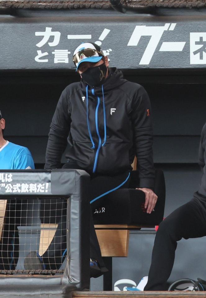 　２回、厳しい表情で戦況を見つめる新庄監督（撮影・中島達哉）