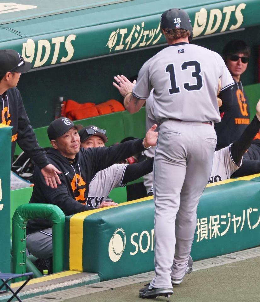 　９回、代打・岸田の適時打で勝ち越し、生還したキャベッジ（１３）を迎える阿部監督（撮影・立川洋一郎）