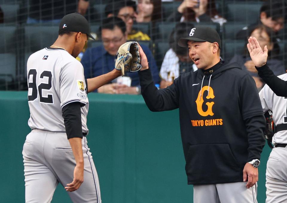 　阪神に勝利しマルティネス（左）とタッチする阿部監督（撮影・山口登）
