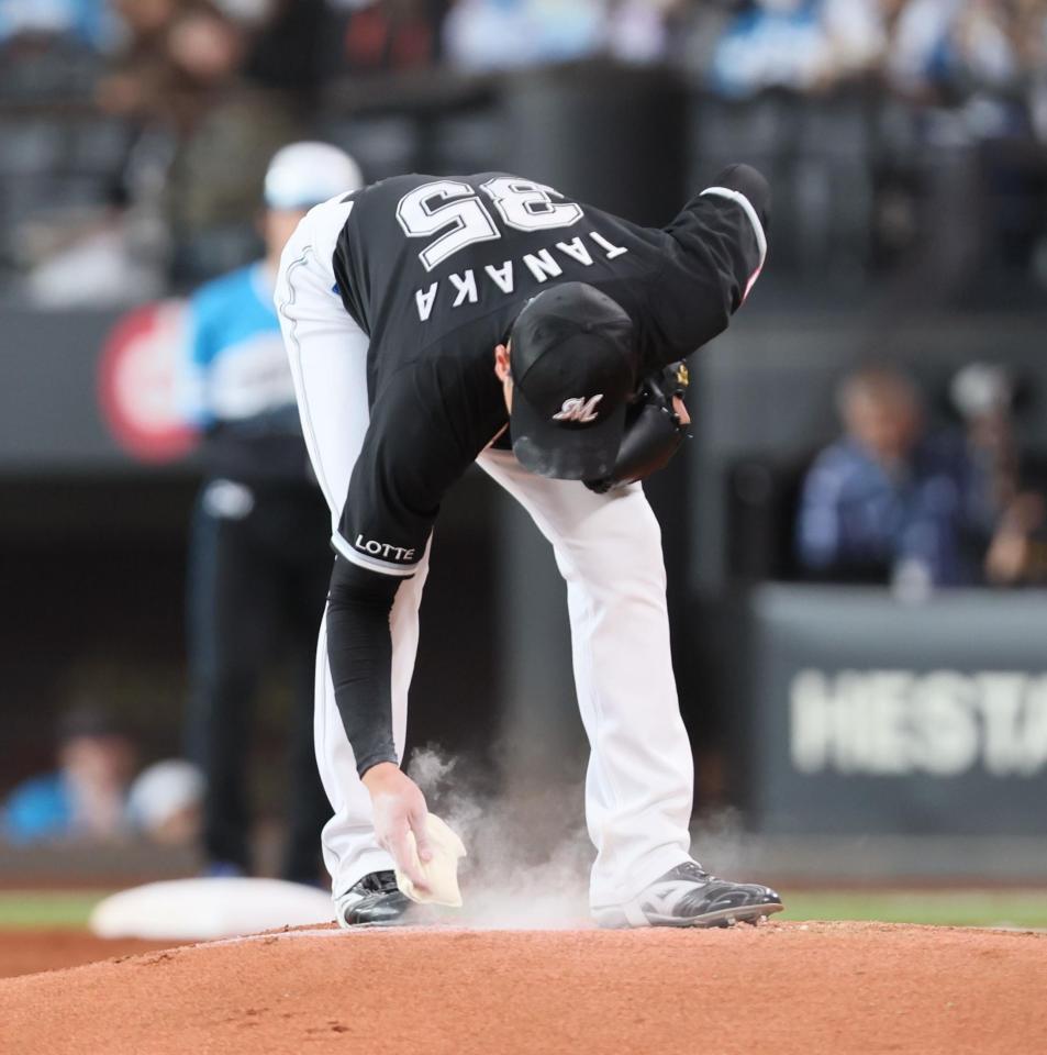 　１回、ロジンを手にする田中晴（撮影・中島達哉）