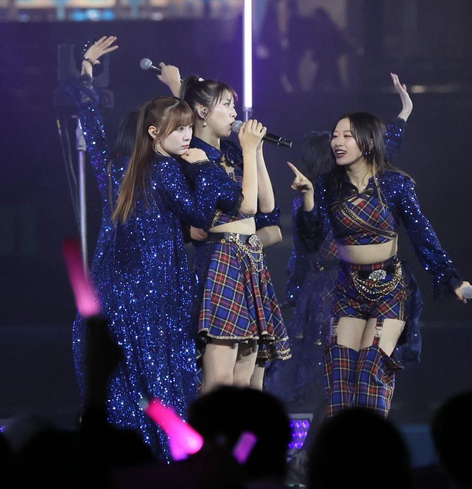 　ミニライブパフォーマンスを披露するモーニング娘。’２５・牧野真莉愛（中央）ら（撮影・中島達哉）