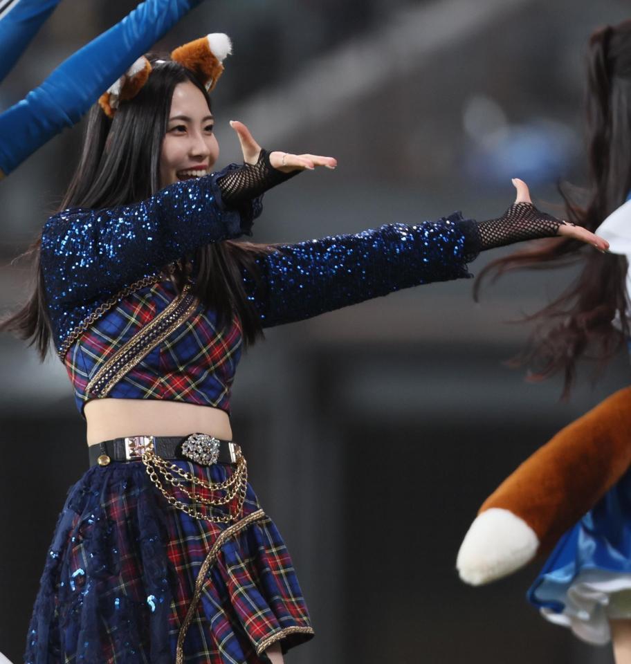 　ファイターズガールときつねダンスを踊るモーニング娘。’２５（撮影・中島達哉）