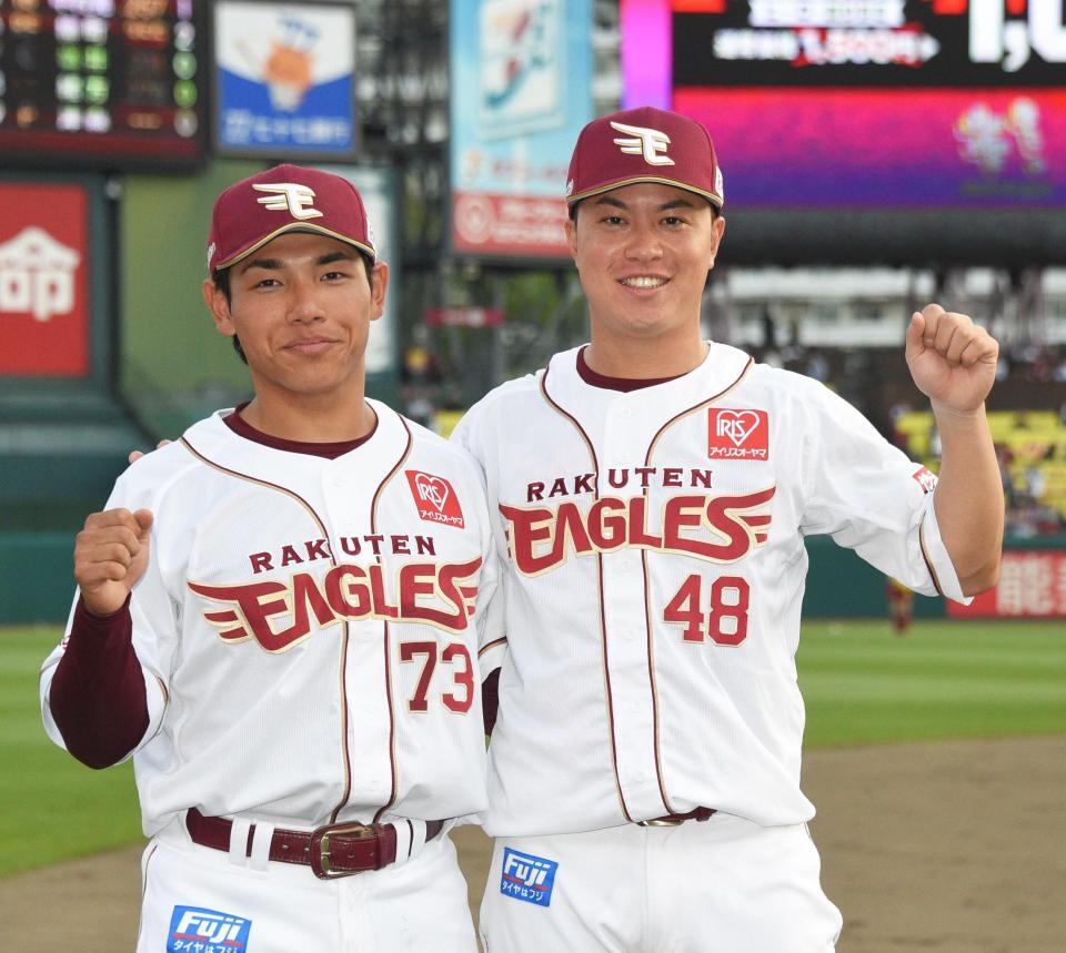 　ポーズを決めるサヨナラ打の渡辺佳（右）とプロ１号の小森