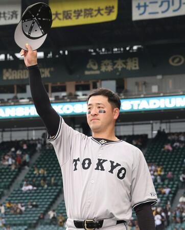 　ファンに手を振る岸田（撮影・田中太一）