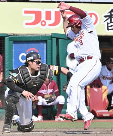　５回、阿部の一ゴロで本塁を狙うがアウトになる浅村（右）