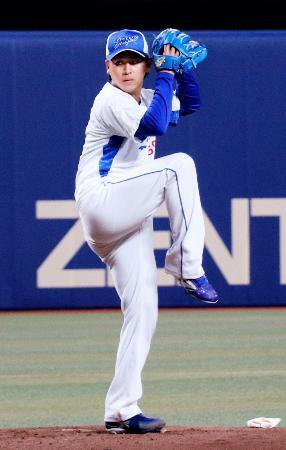 　マウンドで投球練習する中日・三浦＝バンテリンドーム