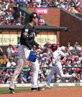 　３回、小森（奥）に先制ソロを浴びたソフトバンク先発の前田純