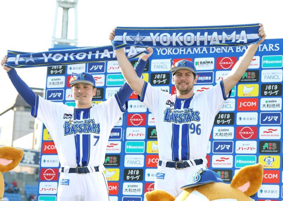 　今季初勝利を挙げ、佐野（左）とタオルを掲げるバウアー（撮影・佐々木彰尚）