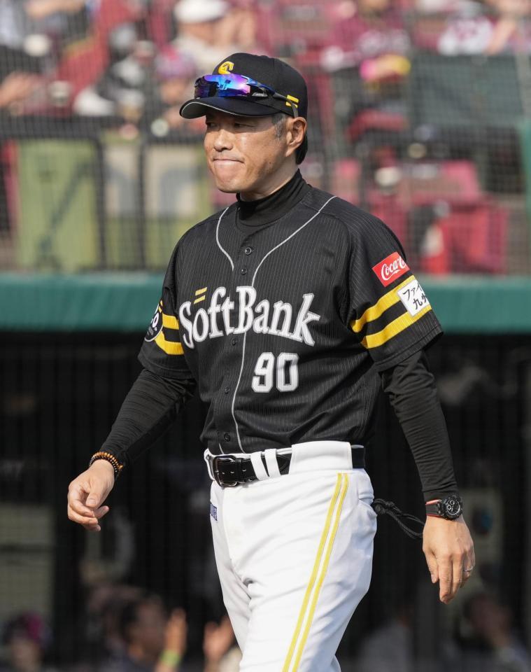 　８回を終え、投手交代を告げた小久保監督