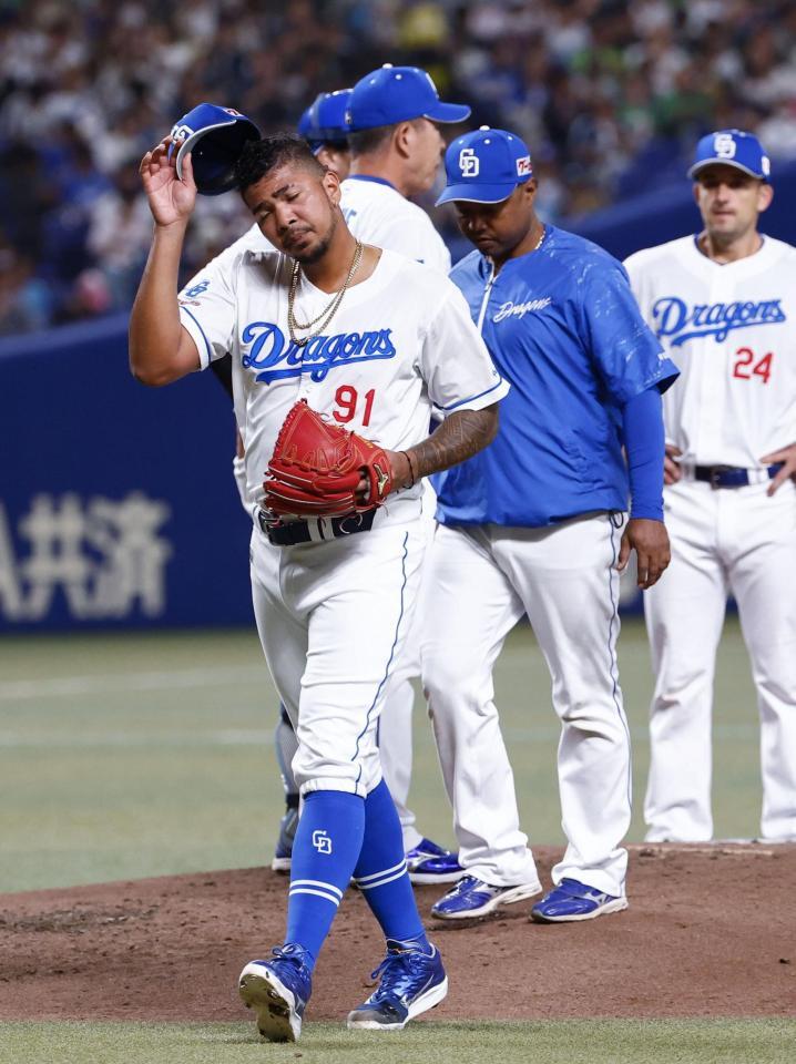 　５回途中で降板する中日先発のメヒア