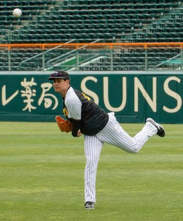 　１軍の練習に合流し、キャッチボールする阪神・大竹＝甲子園