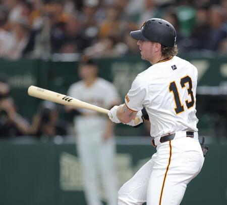 　２回、右越えに先制２ランを放つキャベッジ（撮影・西岡正）