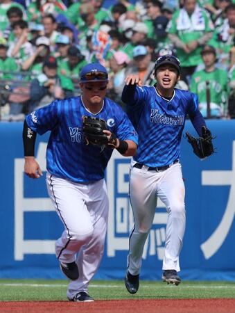 　３回、オスナの打球を好捕するも牧がタッチしてくれず追いかける度会（撮影・金田祐二）