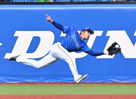 　３回、ヤクルト・オスナの右飛を好捕する度会