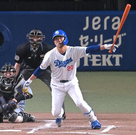 　３回、中前打を放つ涌井（撮影・飯室逸平）