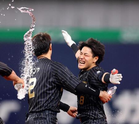 　９回、サヨナラ打を放った麦谷は手荒く祝福される（撮影・山口登）