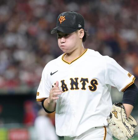 　６回の投球を終え、ベンチに戻る井上