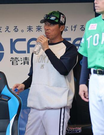 　渋い表情の高津監督（撮影・金田祐二）