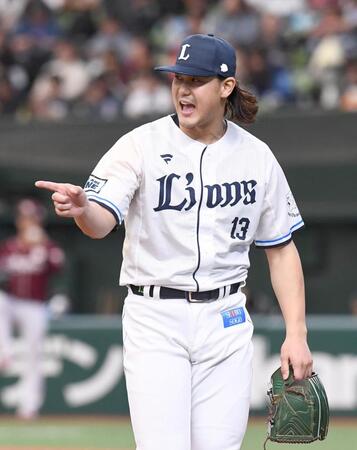 　５回のピンチを切り抜けナインを指さす高橋（撮影・園田高夫）