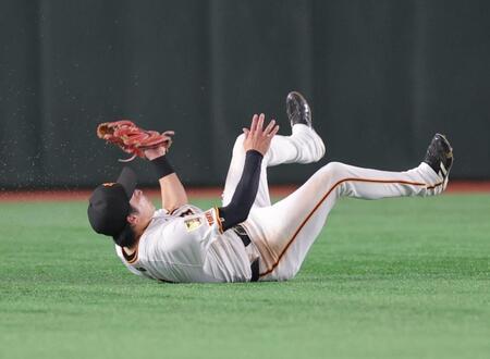 　１１回、末包の中飛を好捕する増田大（撮影・西岡正）