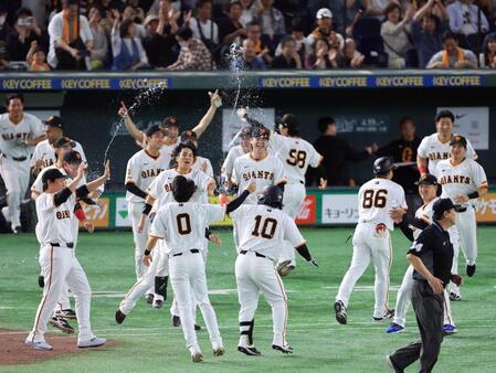 　１２回、サヨナラの中犠飛を放った甲斐（１０）を祝福する巨人ナイン