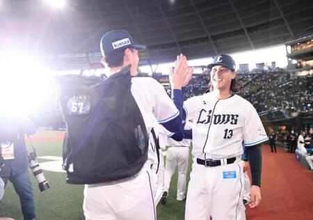 　笑顔でナインとハイタッチする高橋（右）＝撮影・園田高夫