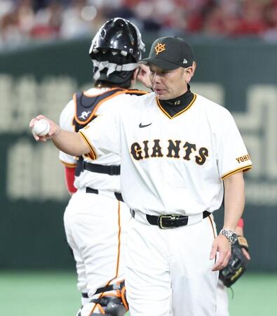 　９回表、投手交代のためマウンドに向かった阿部監督