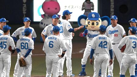 　勝利の円陣でナインに声をかける涌井（中央）＝撮影・飯室逸平