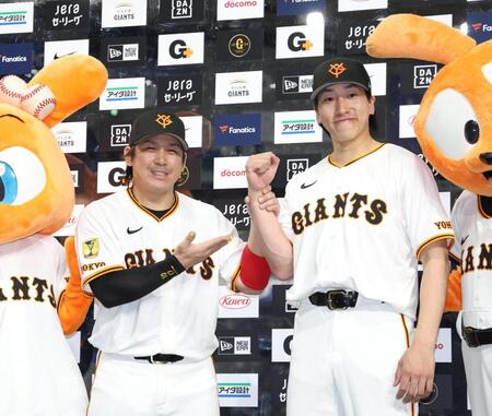 　ヒーローインタビューでポーズをとる甲斐（左）と大勢