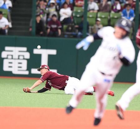 　４回、西川の打球を捕れず、後逸する渡辺佳（撮影・園田高夫）