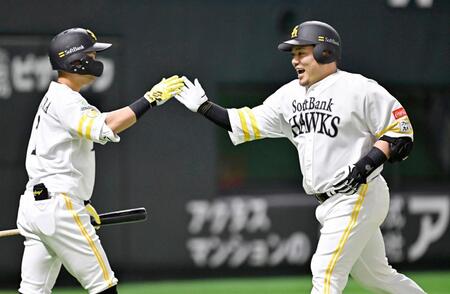 　２回、先制ソロを放ち中村（左）とタッチする山川（共同）