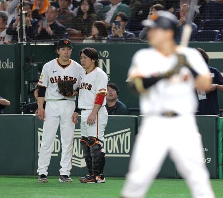 　回またぎとなり、甲斐（右）と話す大勢（撮影・西岡正）