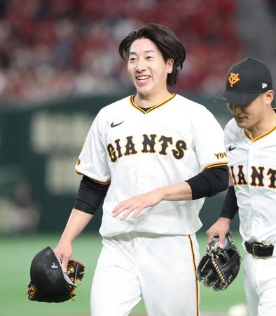 　１２回表を抑え、笑顔でベンチに戻る大勢