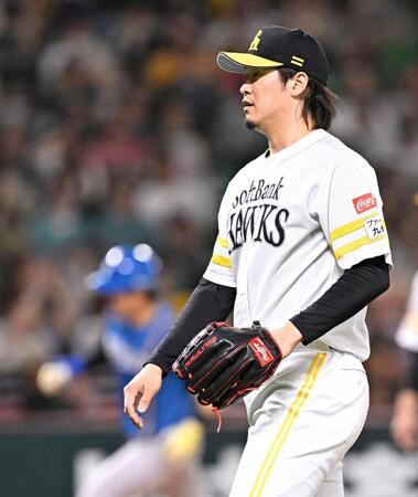 　１０回、水野（奥）に決勝ソロを浴びた杉山＝共同