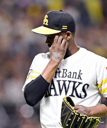 　７回１失点で投げ終えベンチに戻るモイネロ＝共同