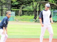 　調整を行う石川。右はランバート