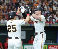 　２回、先制２ランを放ち一走岡本（左）とタッチを交わすキャベッジ