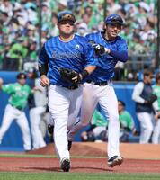 　３回、オスナの打球を好捕するも牧がタッチしてくれず追いかける度会（撮影・金田祐二）