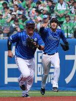 　３回、オスナの打球を好捕するも牧がタッチしてくれず追いかける度会（撮影・金田祐二）