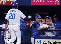 　５回、上林の２点適時打で生還した涌井（２０）を迎える井上監督（中央）と松中コーチ（撮影・中田匡峻）