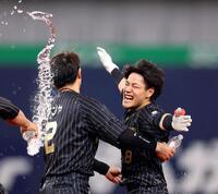 　９回、サヨナラ打を放った麦谷は手荒く祝福される（撮影・山口登）